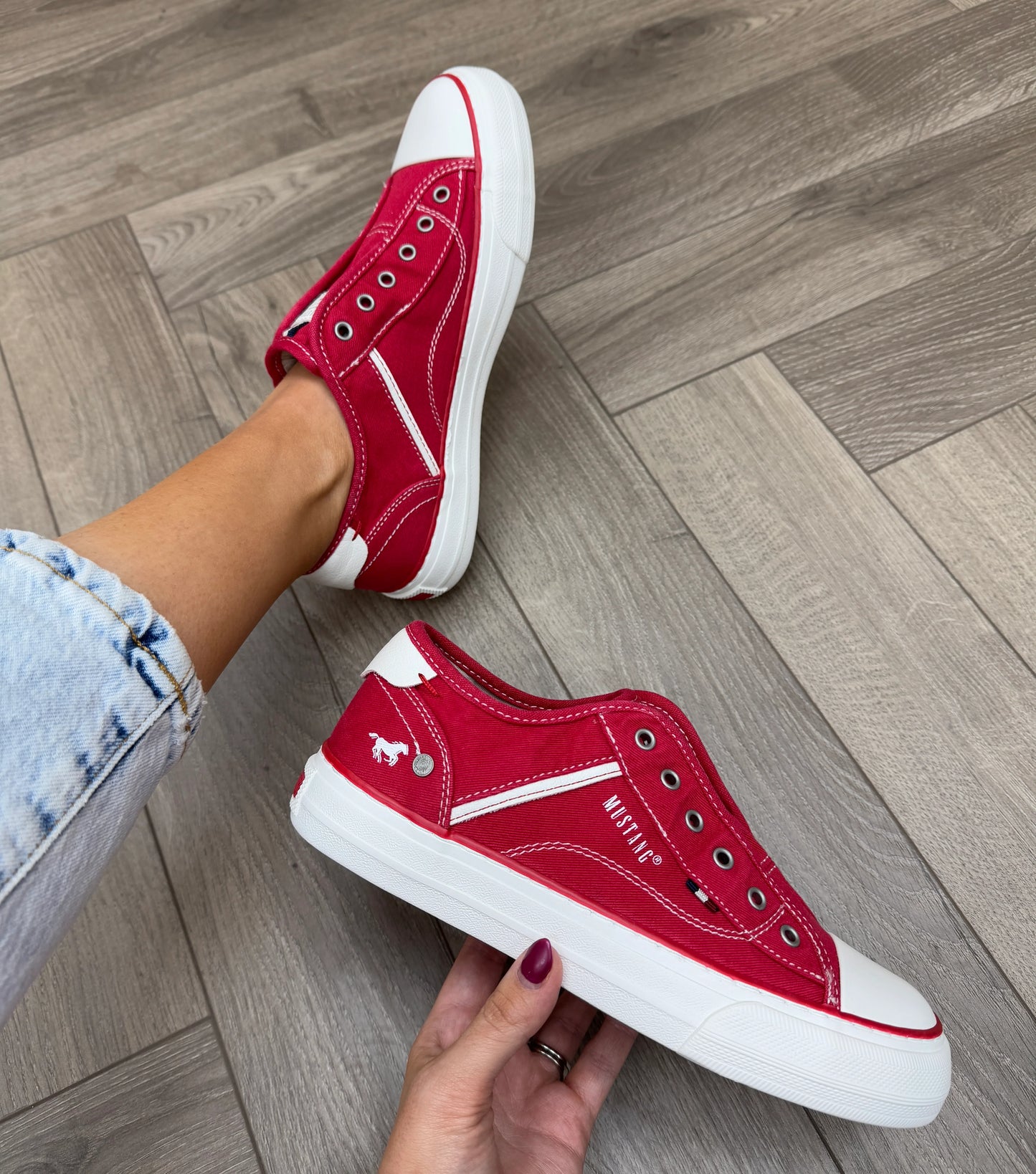 Mustang Canvas Trainer in Red