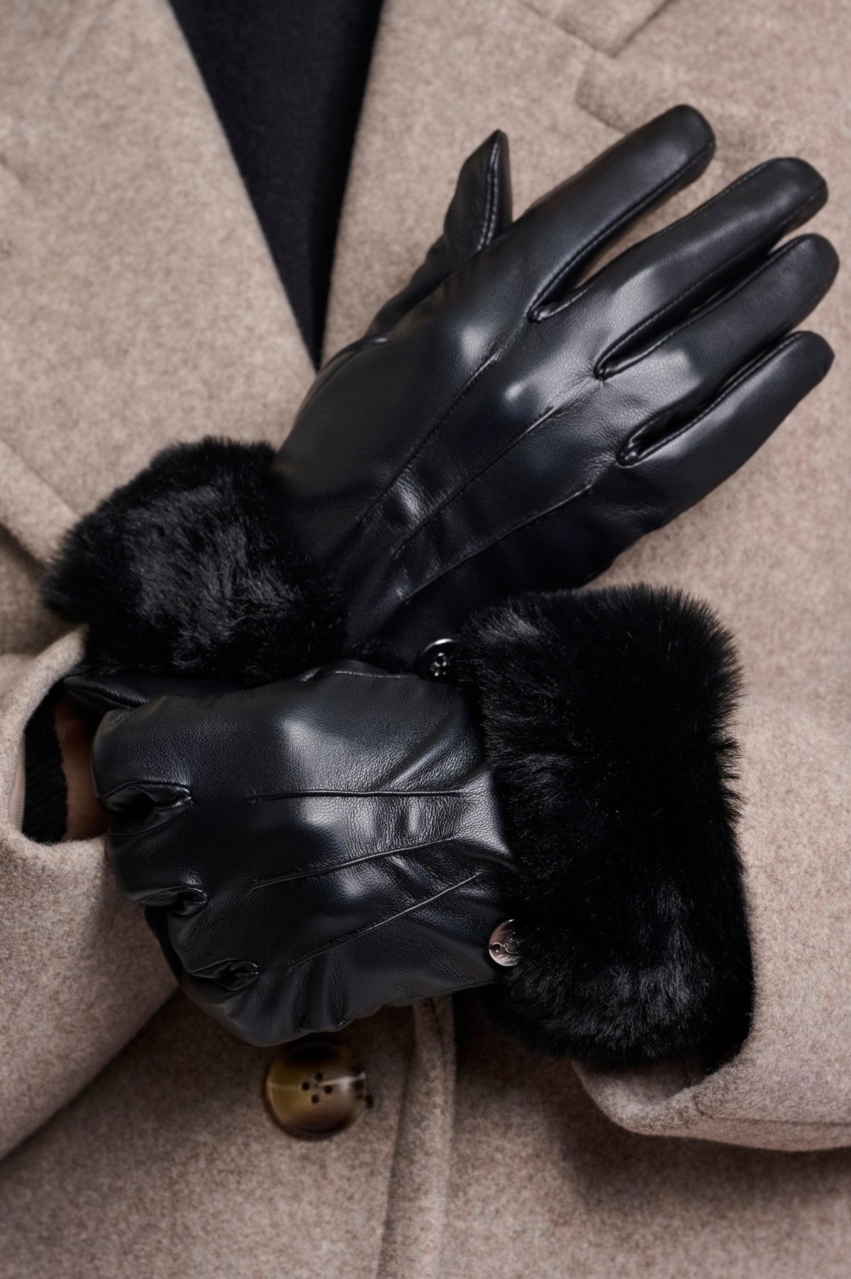 Rino & Pelle Arca Gloves with Faux Fur in Black