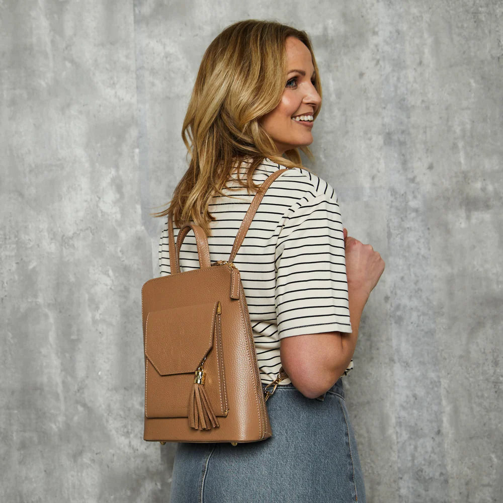 Verso Backpack-Crossbody Bag in Camel