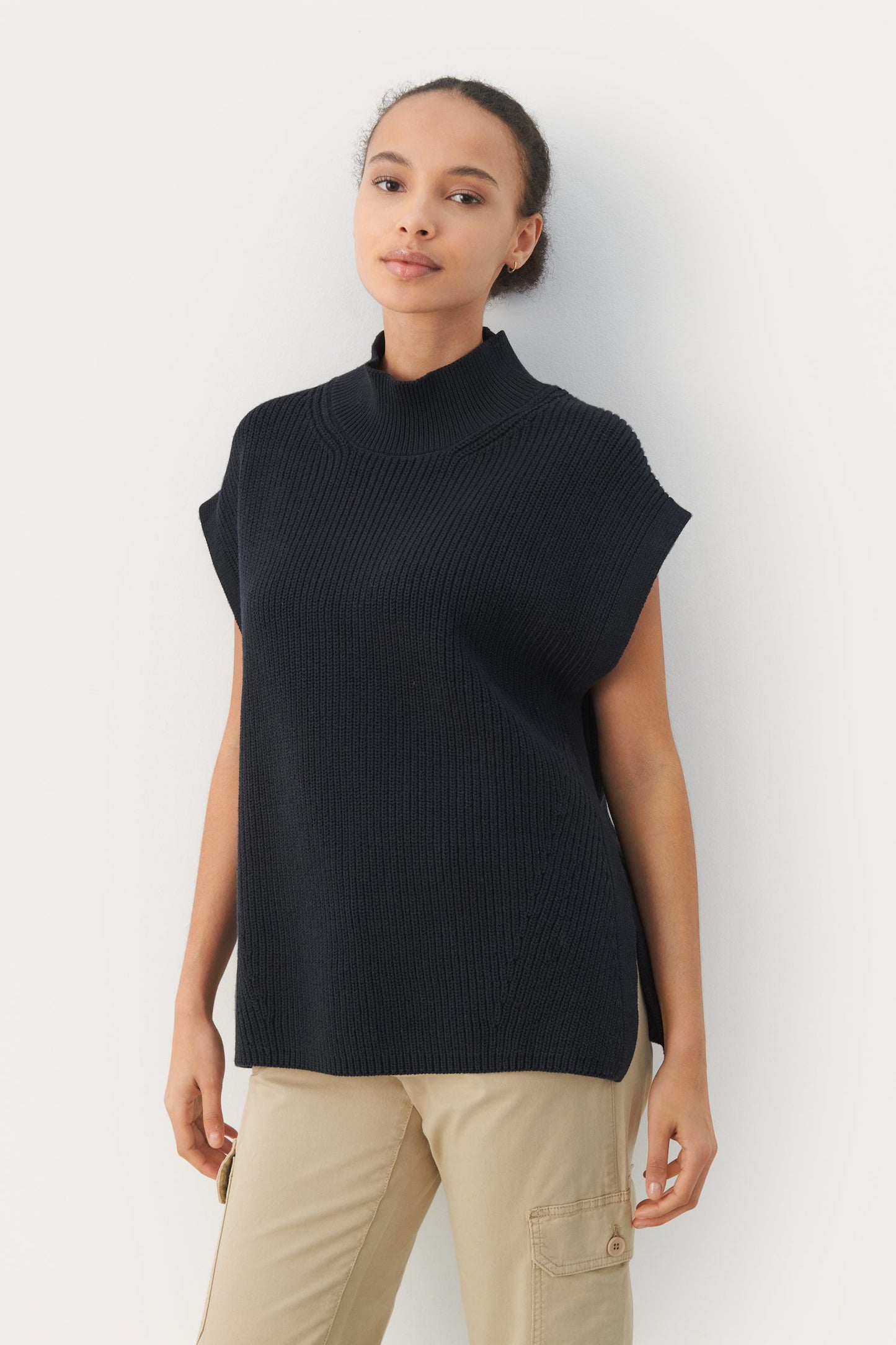 Eisley Pullover Knit Vest in Navy